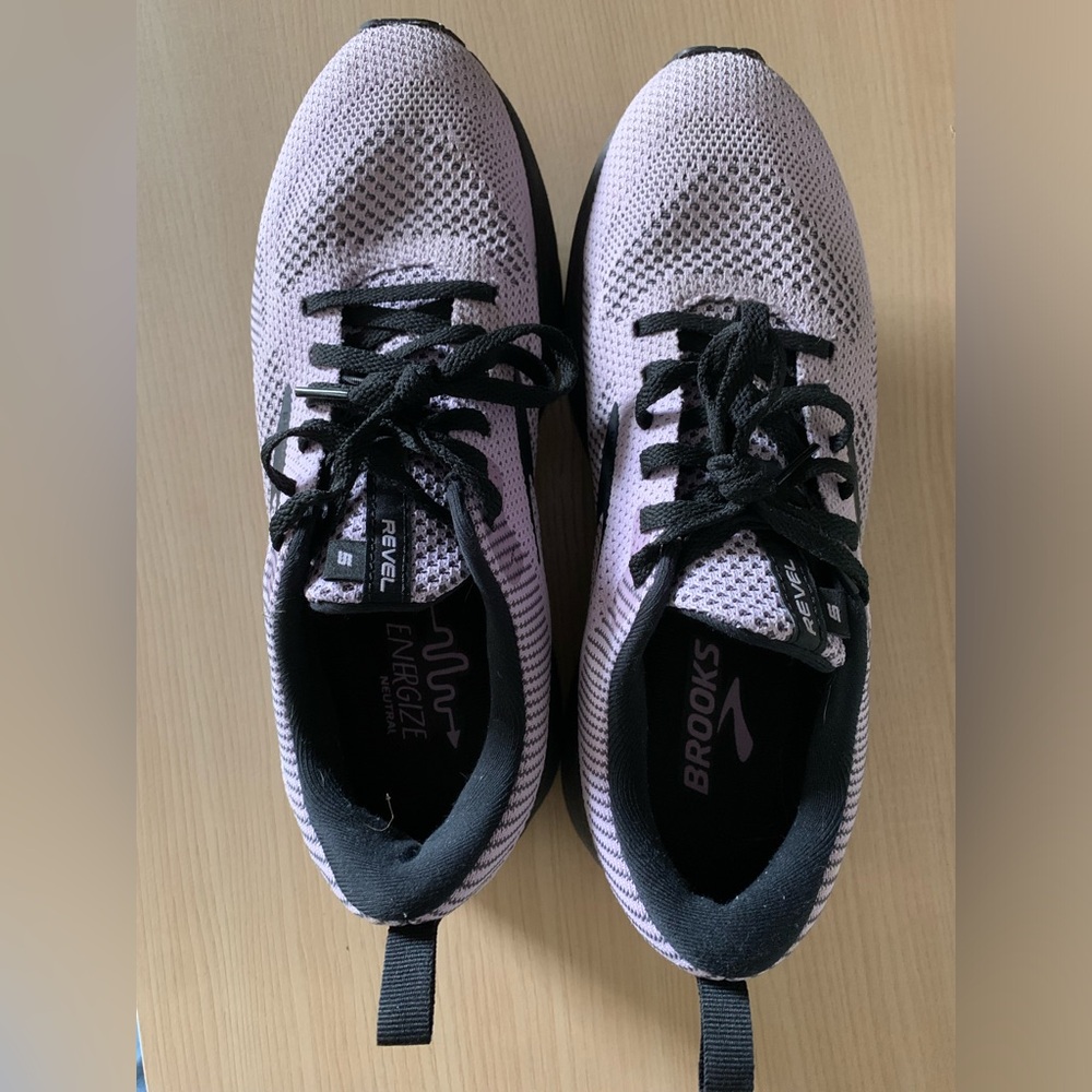 Brooks Revel running shoes - sz 10, lavender/black. Great condition! - Picture 4 of 6